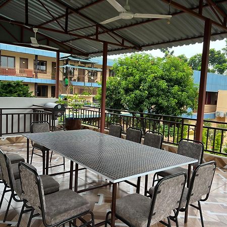 Hotel Ama Garden Sauraha Exterior foto