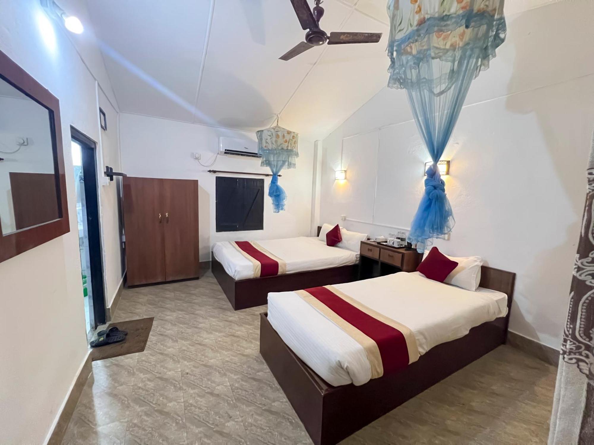 Hotel Ama Garden Sauraha Exterior foto