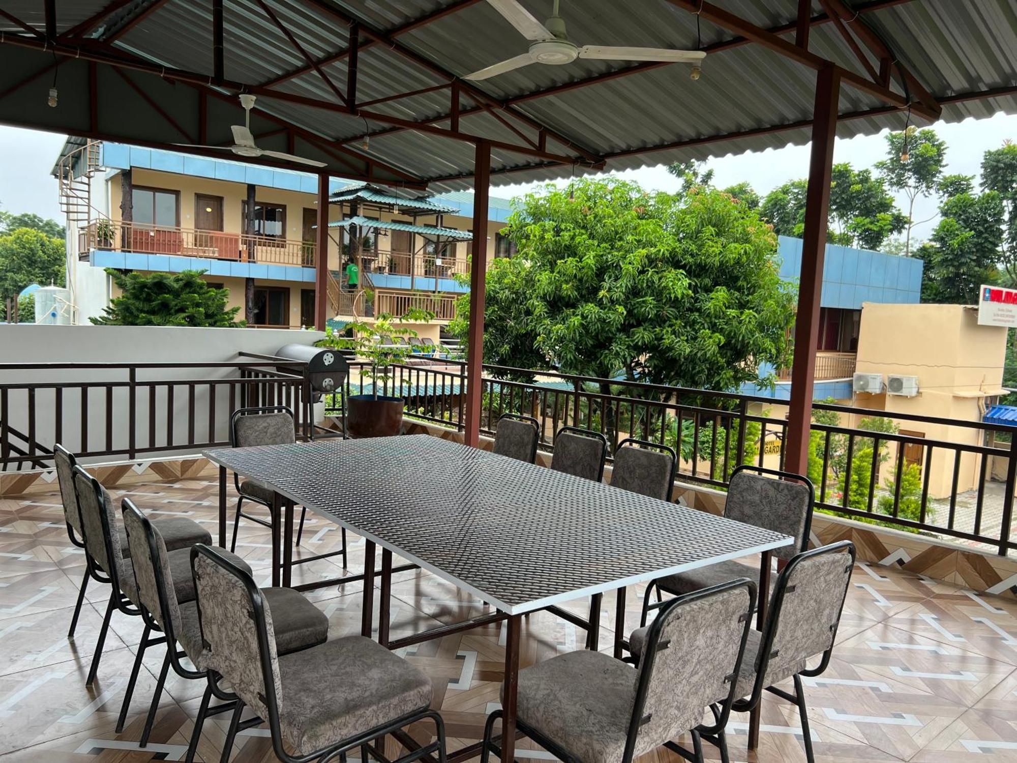Hotel Ama Garden Sauraha Exterior foto